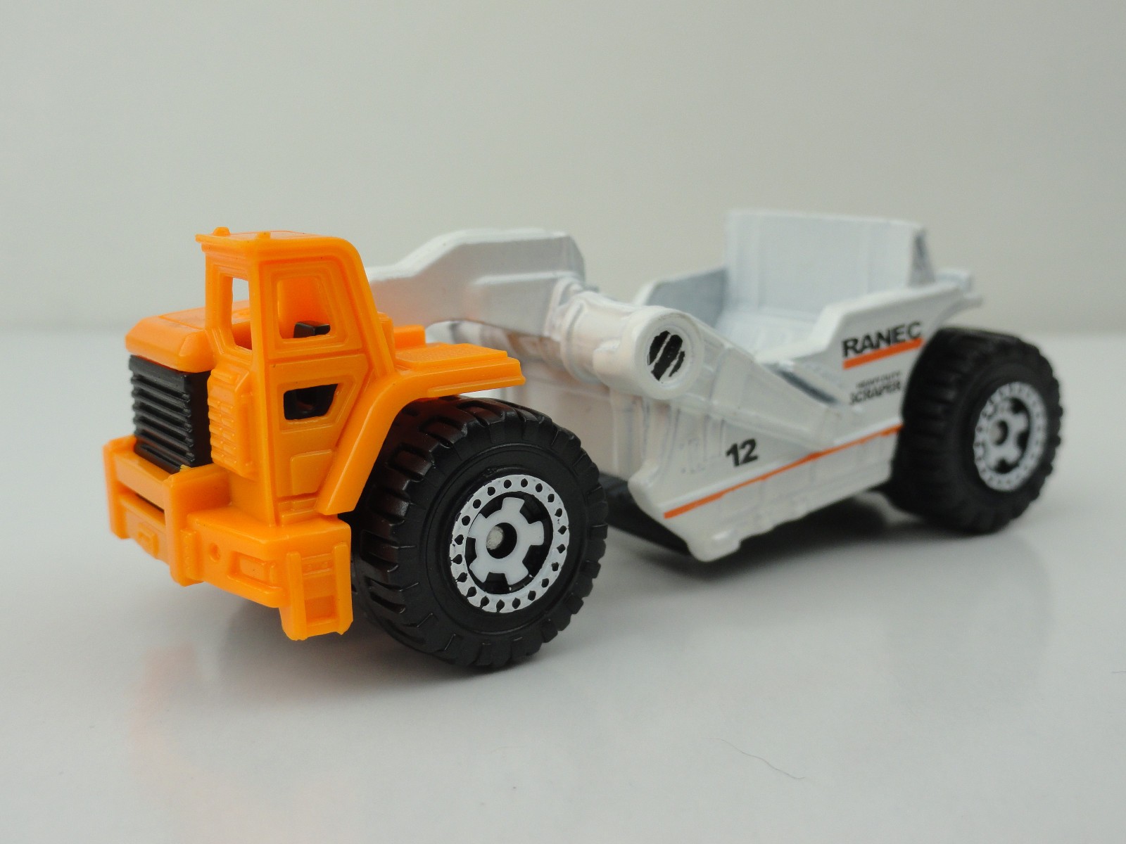 2012 Matchbox #32 Scraper (White/Orange Ranec) – LOOSE