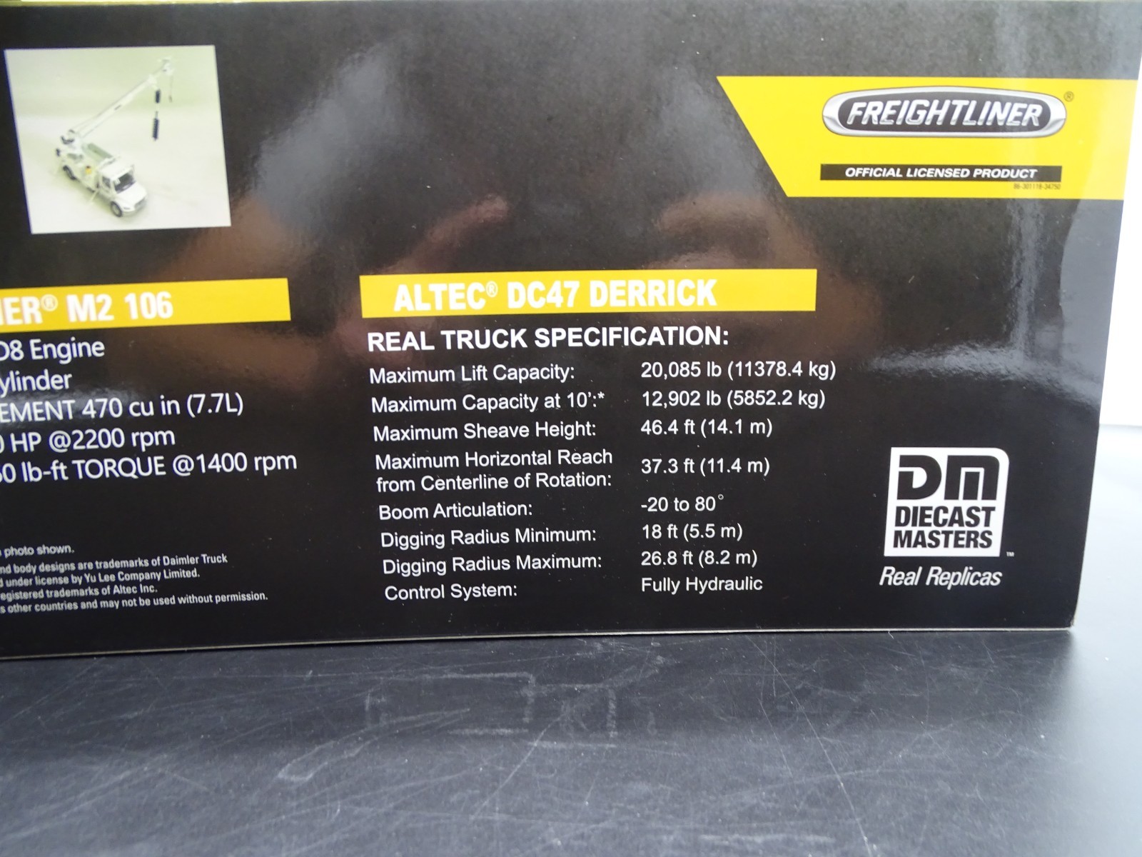 Diecast Masters 71110 1/32 FREIGHTLINER M2 106 WITH ALTEC DC47 DERRICK