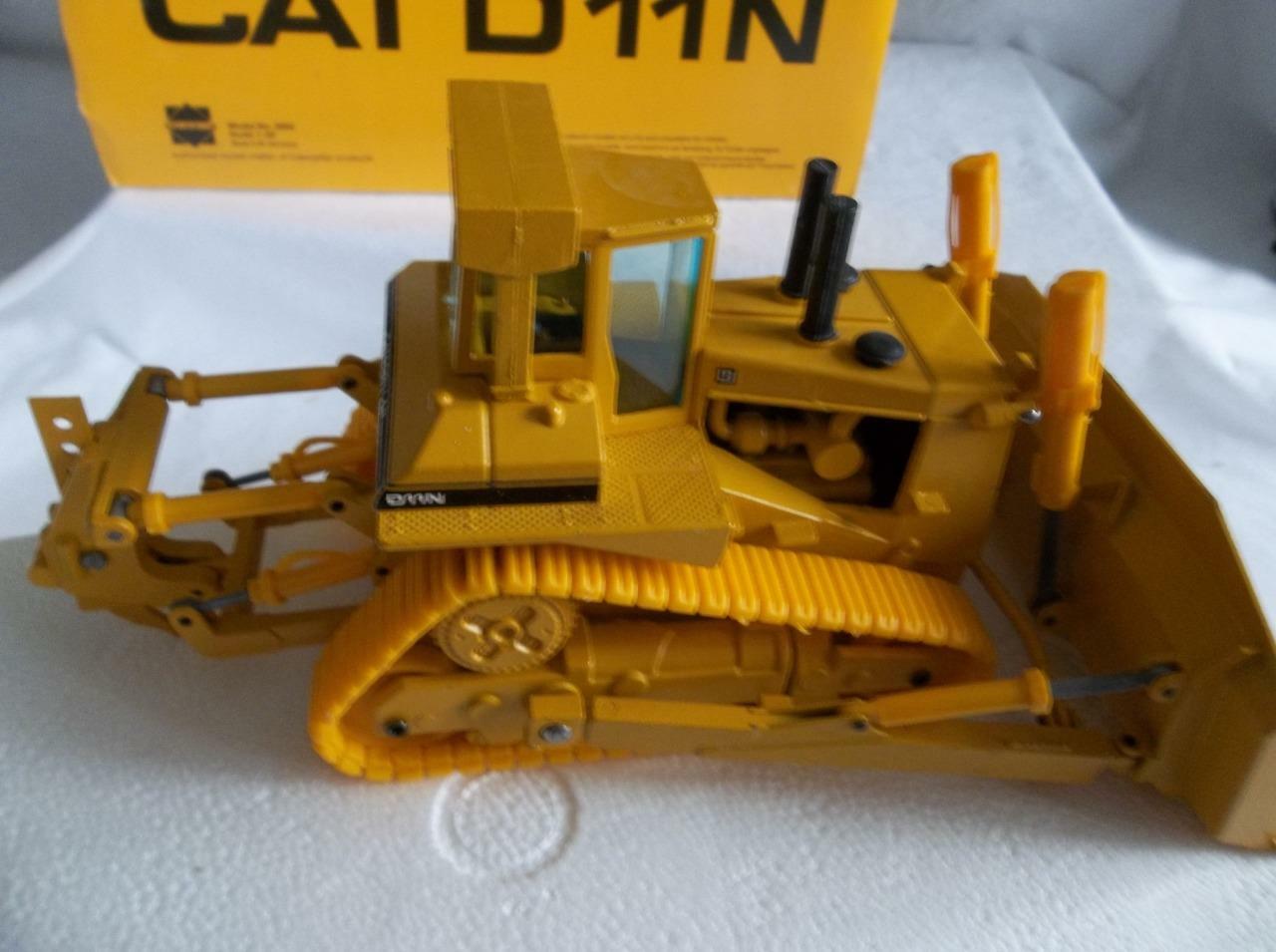 NIB Conrad 2852.1 CATERPILLAR D11N Track Dozer w/ Adjustable Ripper 1:50 Boxed