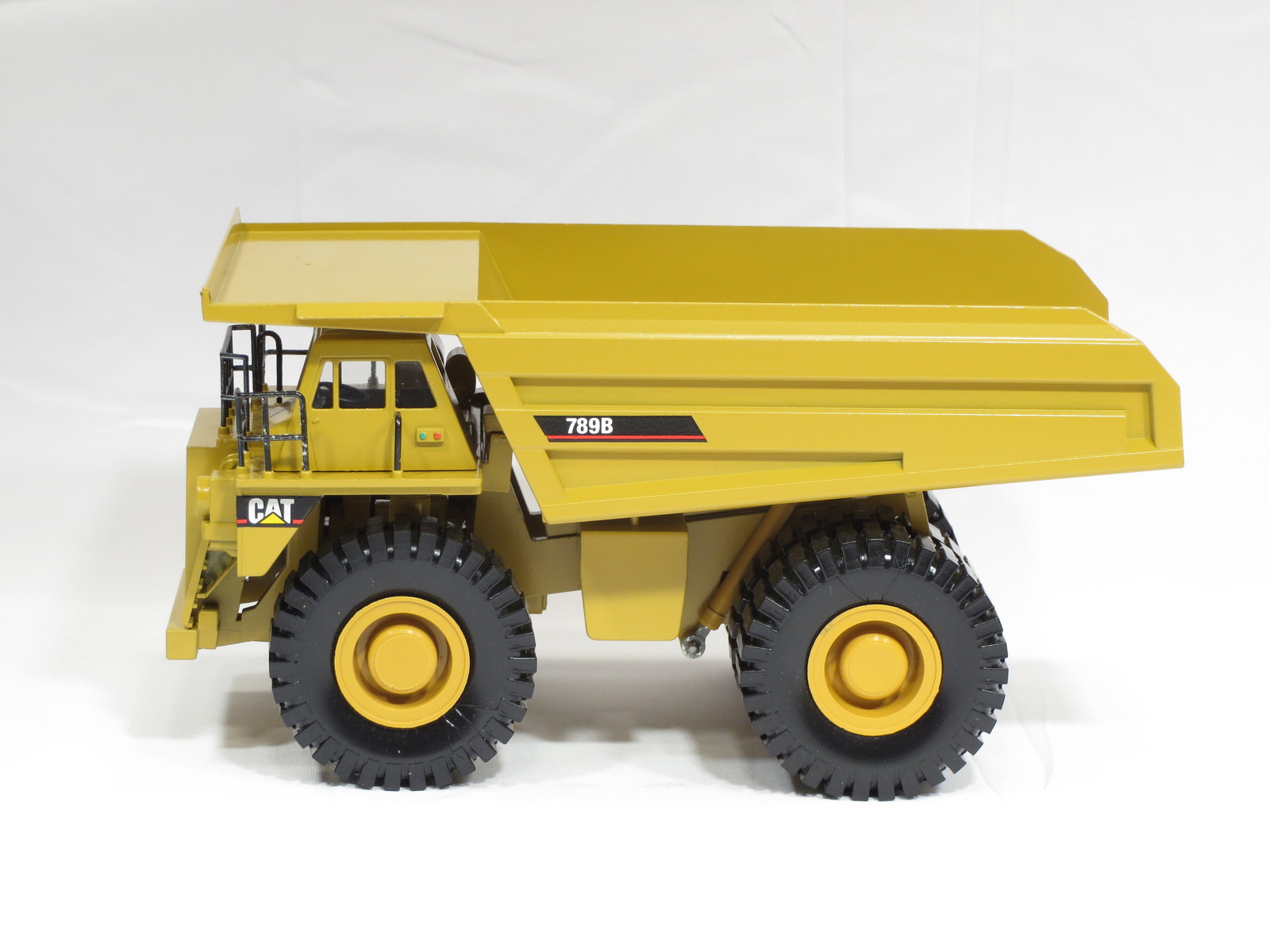 Caterpillar 789B Dump Truck – “LAUNCH EDITION” – 1/50 – Conrad #2726.01 – N.MIB