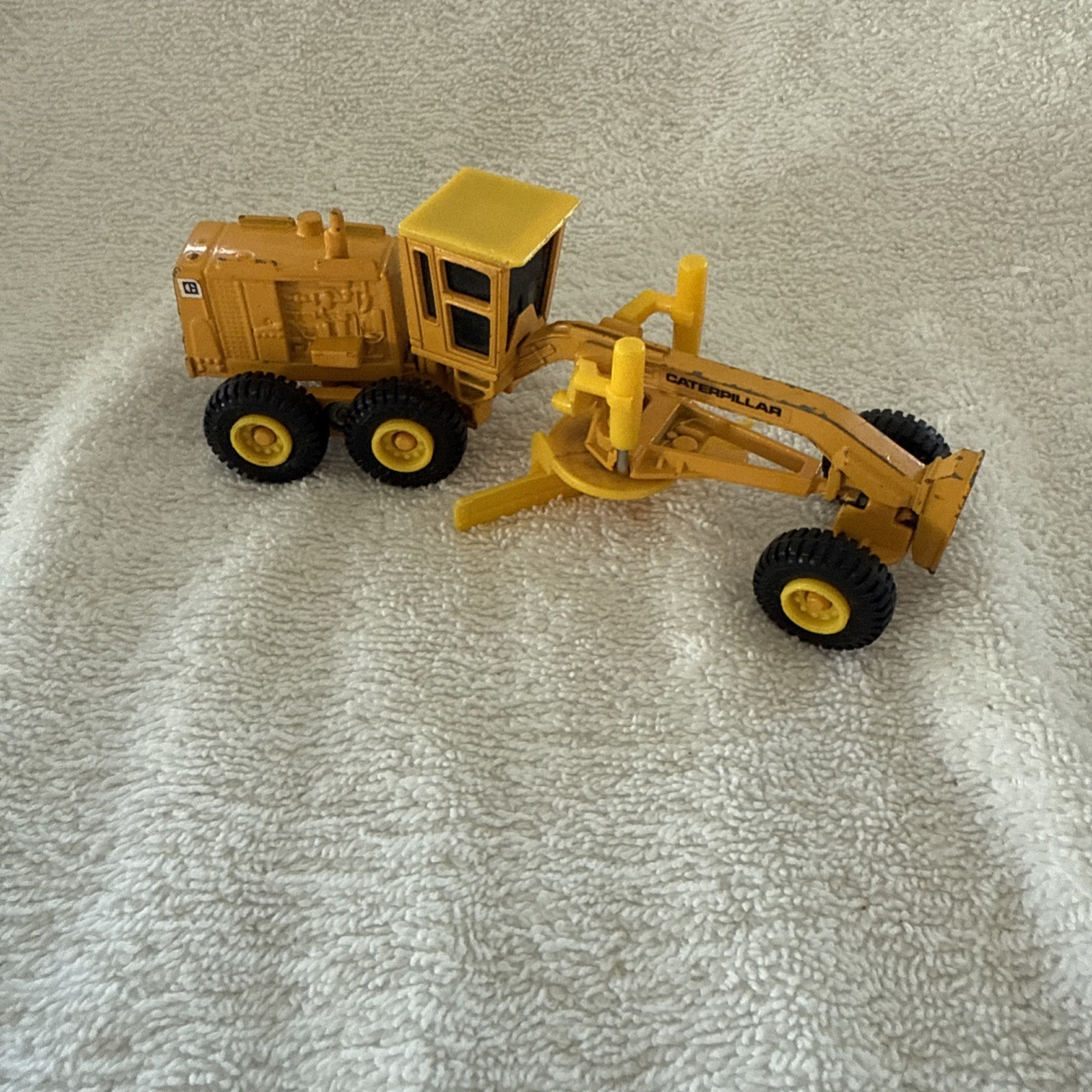Vintage Ertl Mighty Movers Caterpillar Road Grader 6″ Die-Cast Pre-owned