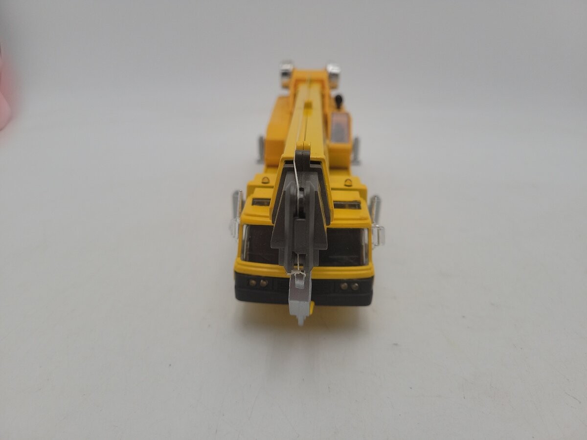 Maisto 21049 1:50 Scale Motorized Yellow Powerline Crane Truck Diecast Metal EX