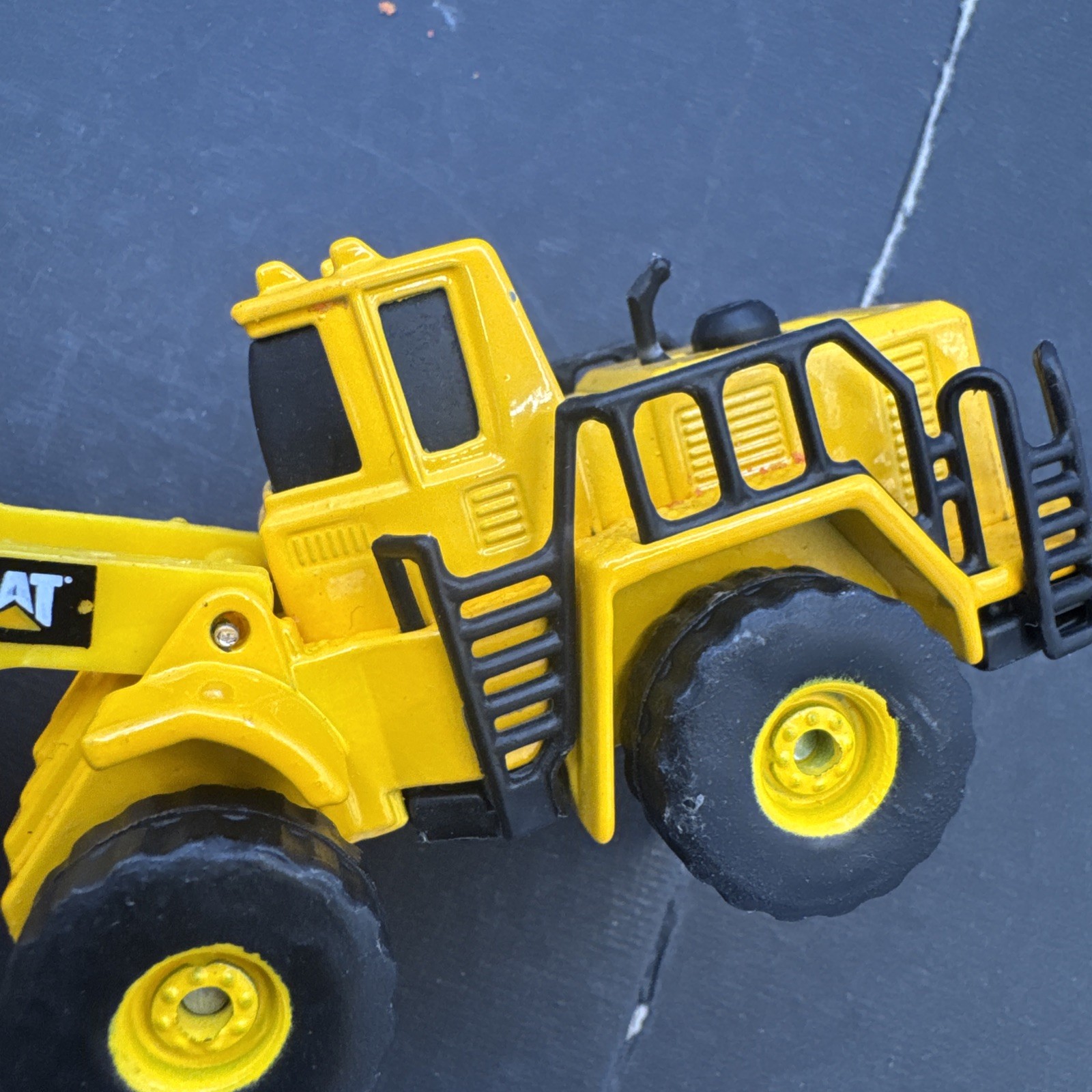 CAT Bulldozer 2019 Metal Body Arm/Scoop Plastic Yellow Toy