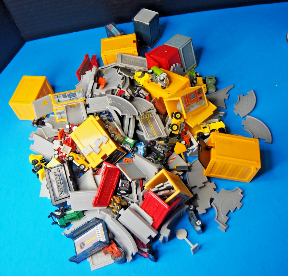Micro Metal Tonka Basic Fun Hasbro Toy Vehicles Lot Cars/trucks and roads 1.8LBS