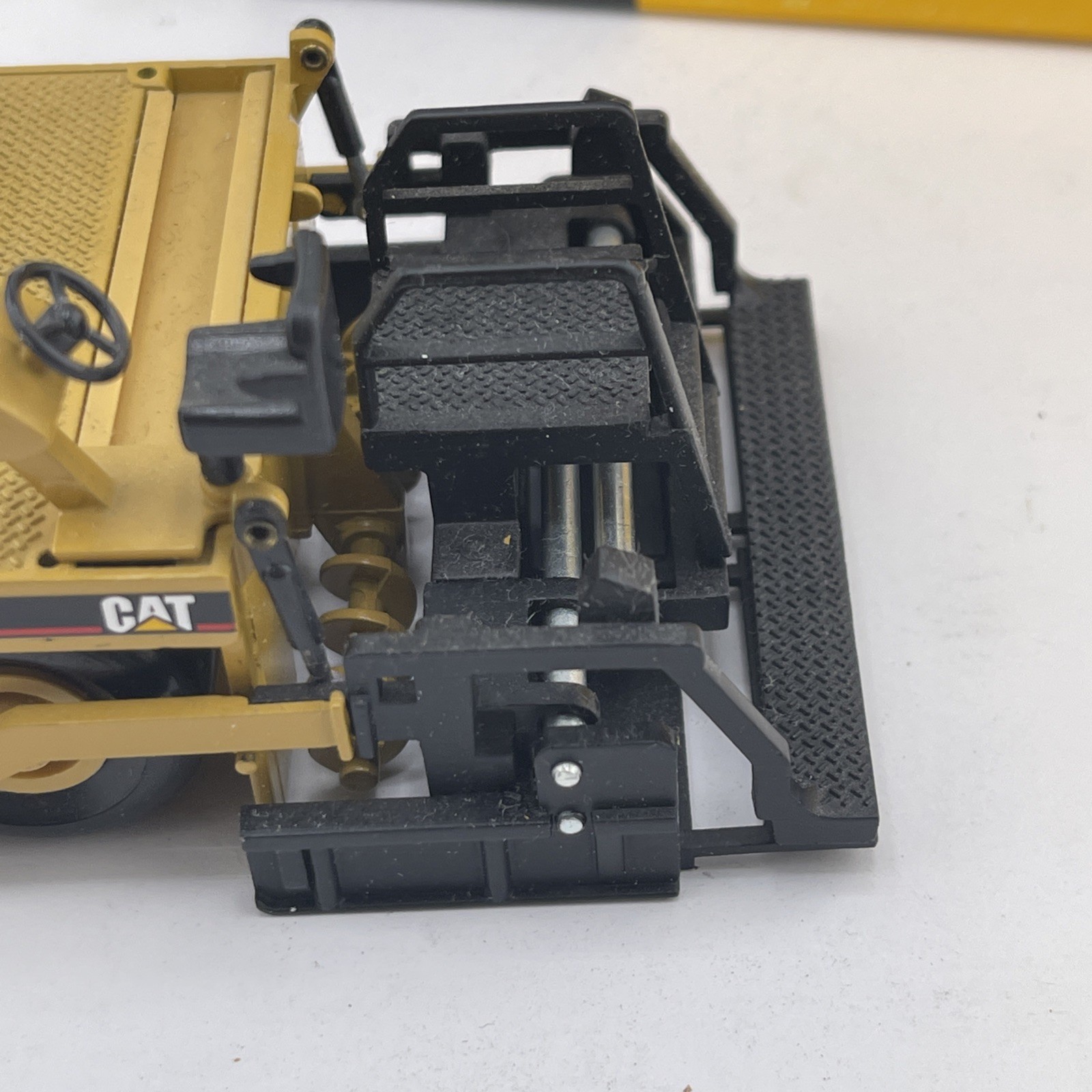 Caterpillar Cat AP-1000B Asphalt Paver – NZG 1:50 Scale Diecast Model #479.1 New