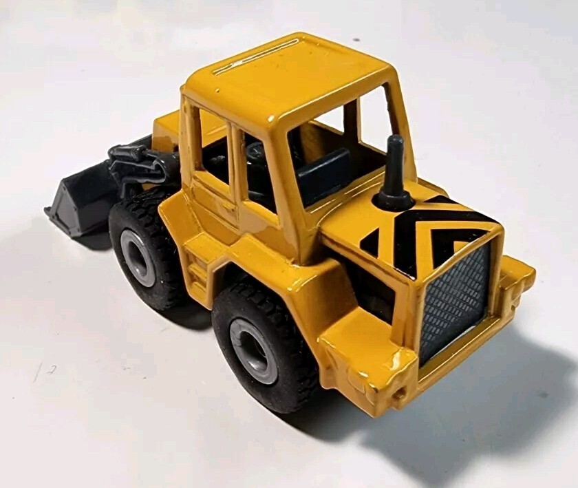 SIKU 802 Construction Front Loader Yellow/Gray HO Diecast/Plastic