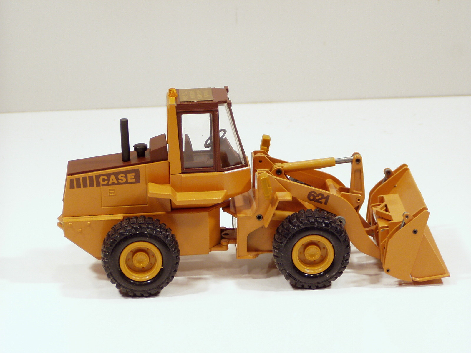 Case 621 Loader w/ Forks – “SPECIAL SALESMAN EDITION 229 of 300” – 1/35 – Conrad