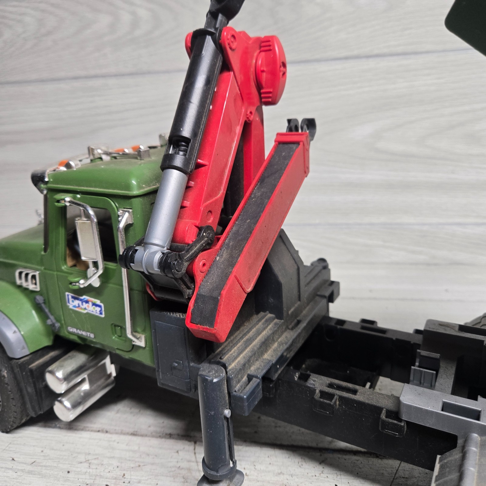 Bruder 1:16 Mack Green Log Truck Flat Bed With Crane