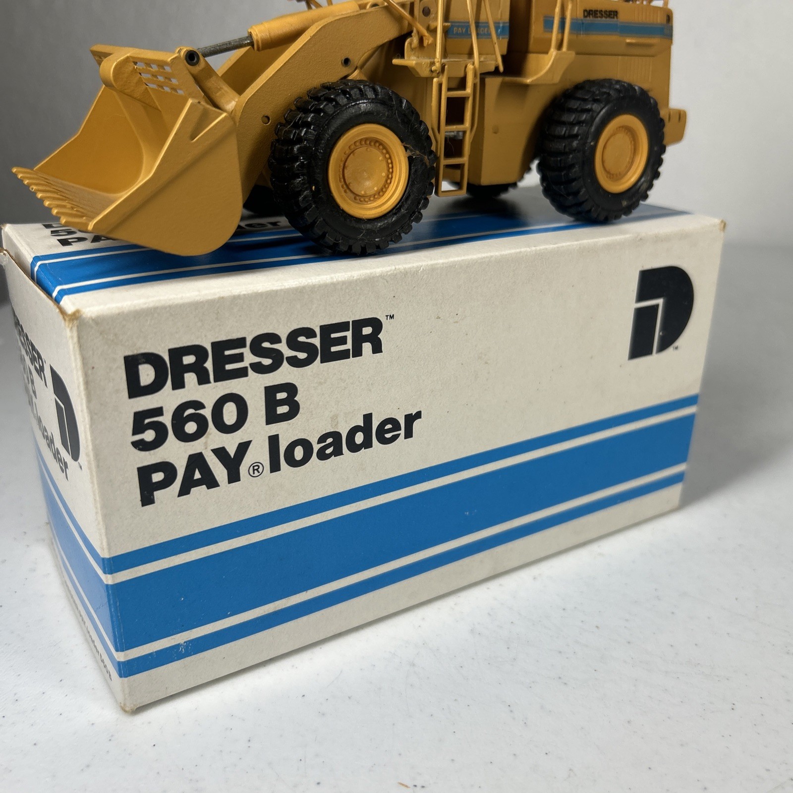 Dresser 560B Loader 1/50 Conrad #2420 N.MIB