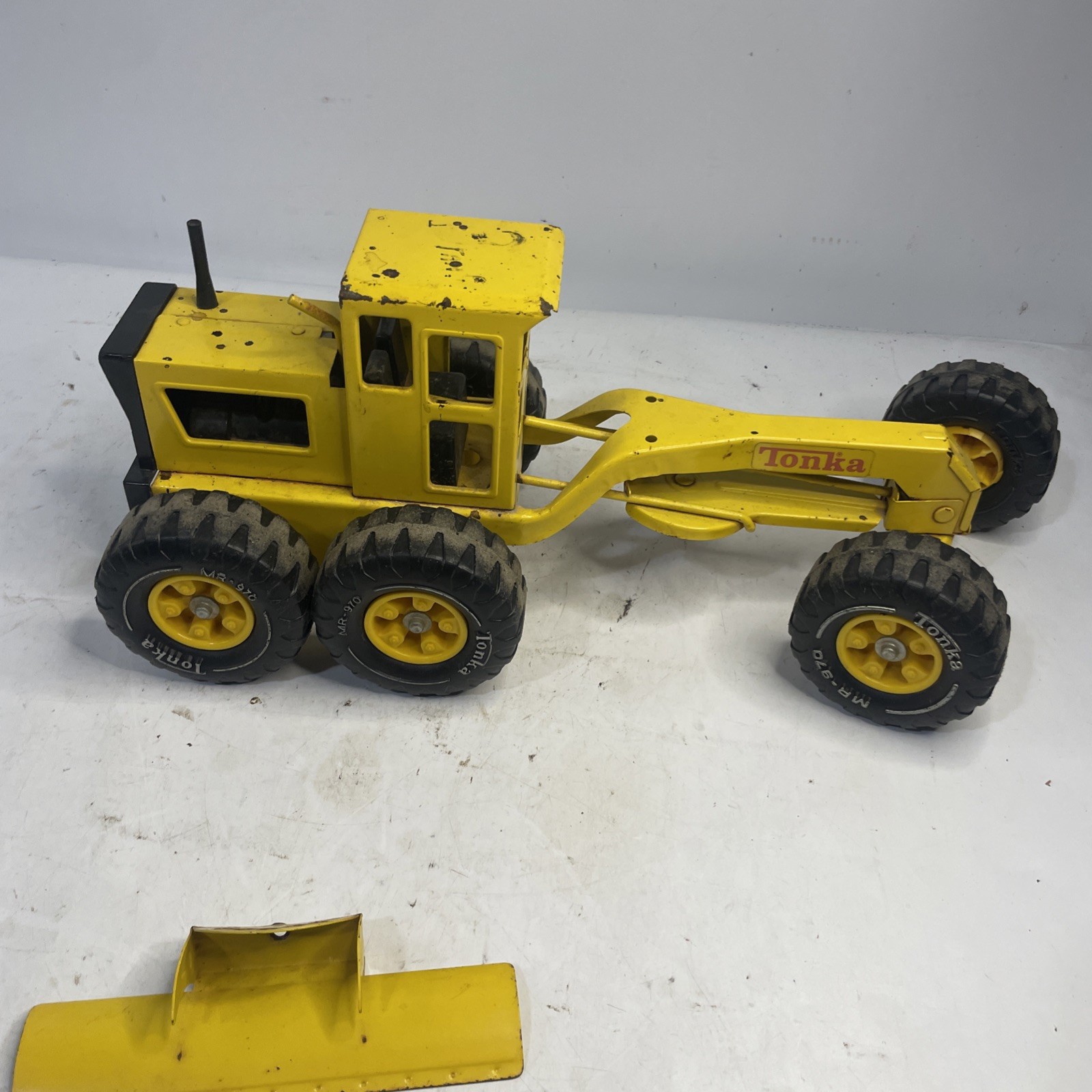 Vintage Pressed Metal Yellow Tonka Road Grader MR-970 18″ 70’s DETACHED BLADE