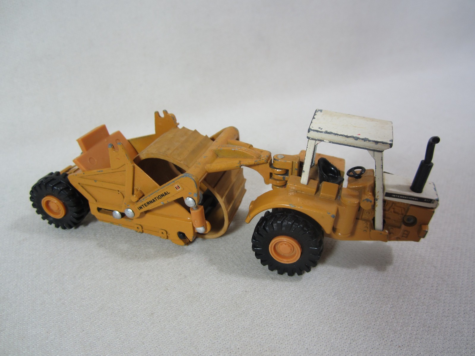 ERTL MIGHTY MOVERS INTERNATIONAL HARVESTER SCRAPER 412B 1/64 DIECAST