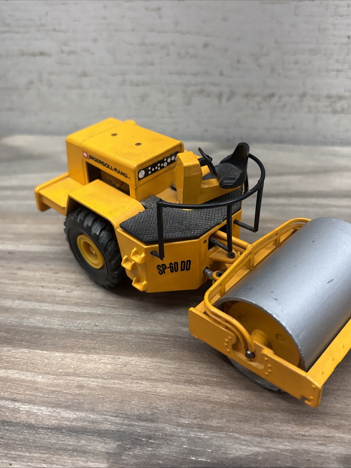 1/50 Scale Ingersoll-Rand SP-60DD Single Drum Compactor (NZG 157)
