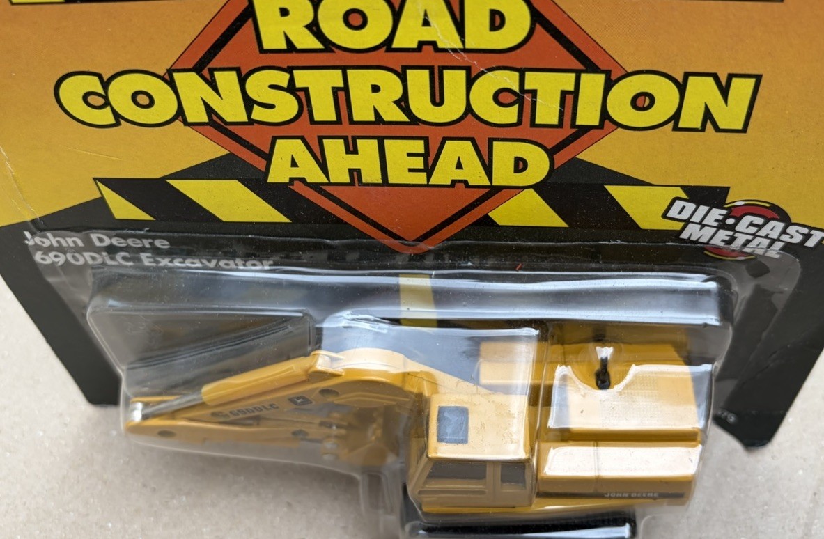ERTL John Deere Excavator 1/64 Scale 690DLC Die Cast Metal Construction