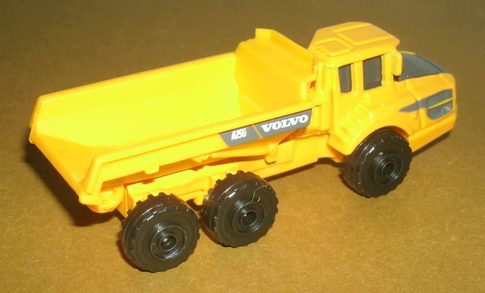 1/150 Scale Volvo A25G Articulated Hauler Dump Truck Plastic Toy (3″) Maisto