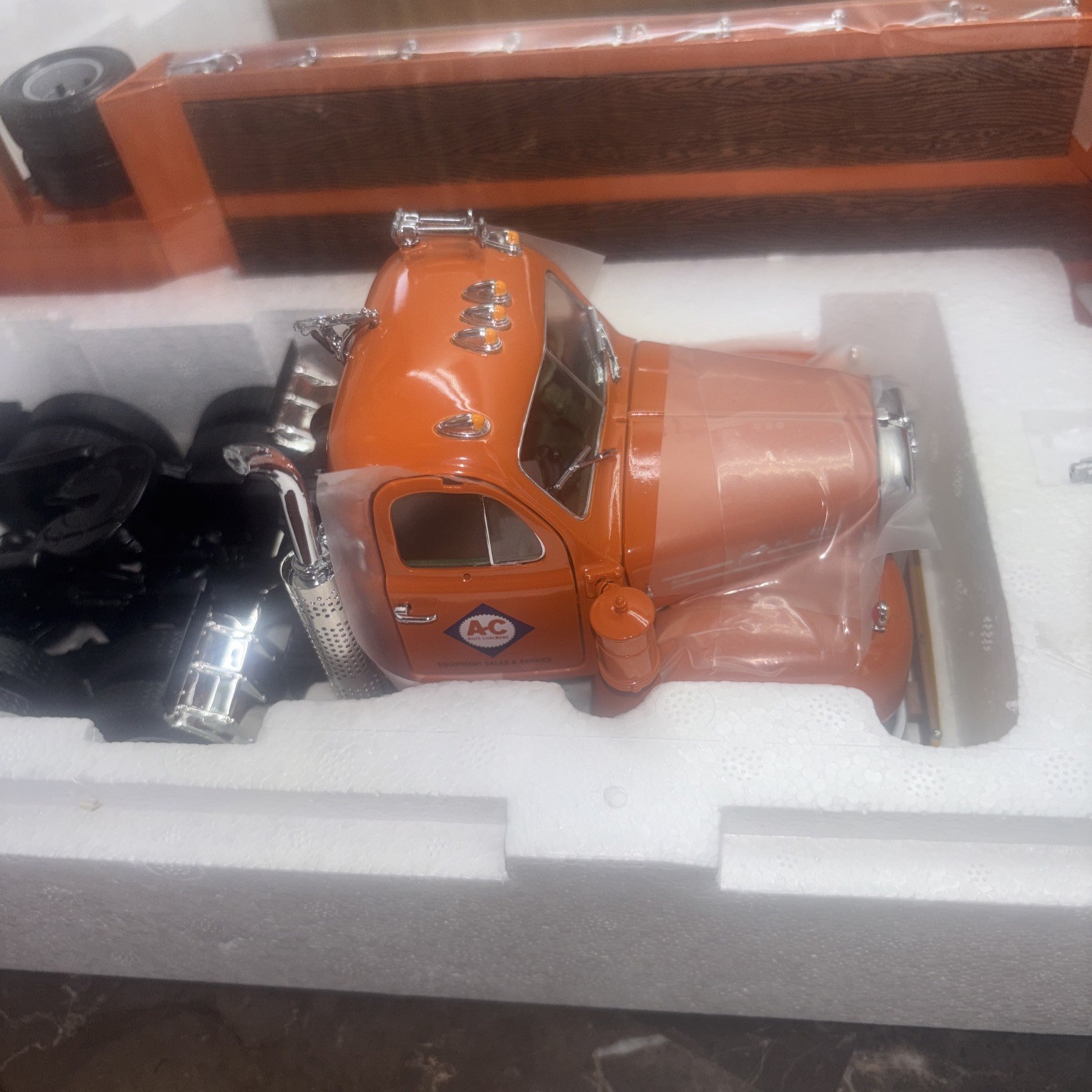 First Gear 1/25, Mack B61 With Lowboy. Allis-charmers. 49-0103