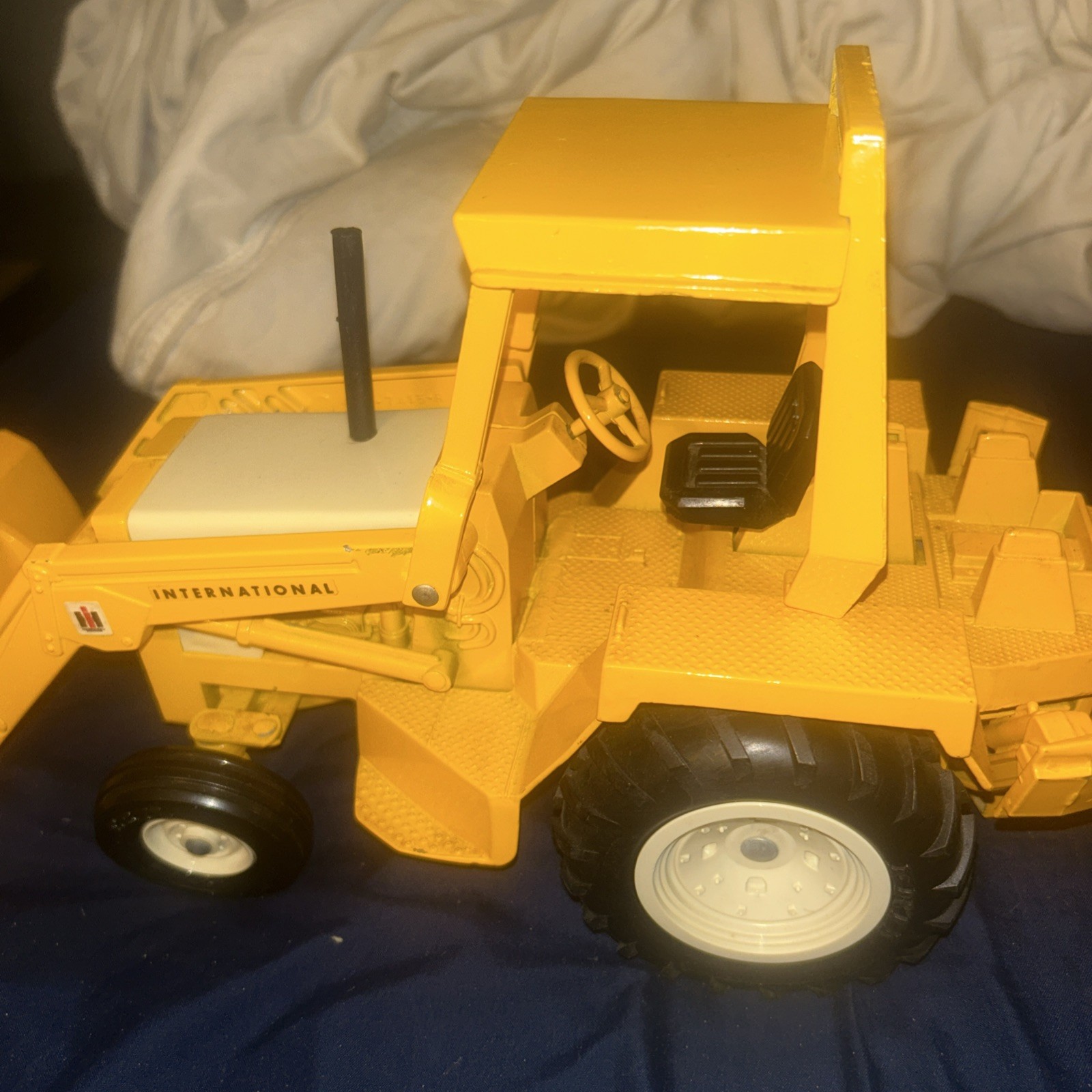 Vintage ERTL 2676 Yellow International Harvester #472 Backhoe Loader ~20” Metal