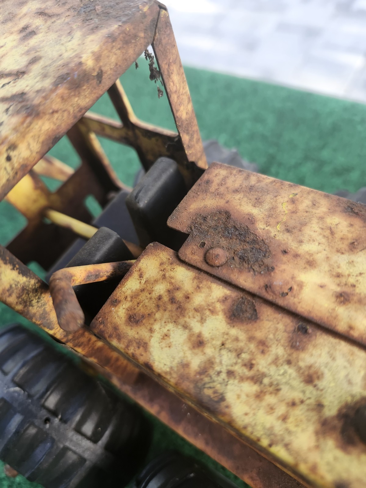Tonka Grader Model 2510 missing blade and front end.