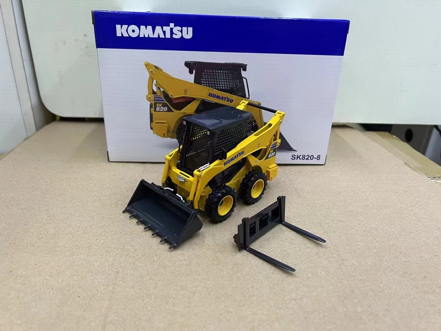 UH 1/25 Scale Komatsu SK820-8 Skid Steer Loader Diecast car Model Toy Gift
