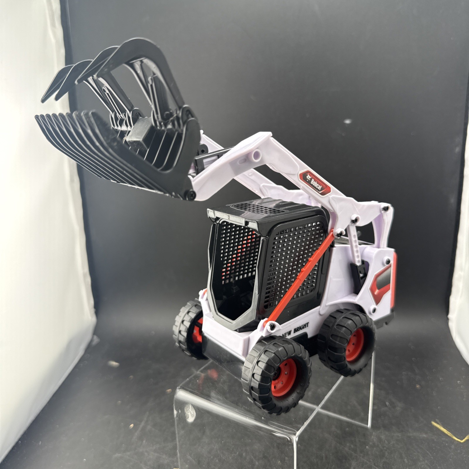 New Bright Bobcat Skid Steer Loader Grapple Bucket Construction Toy Vehicle