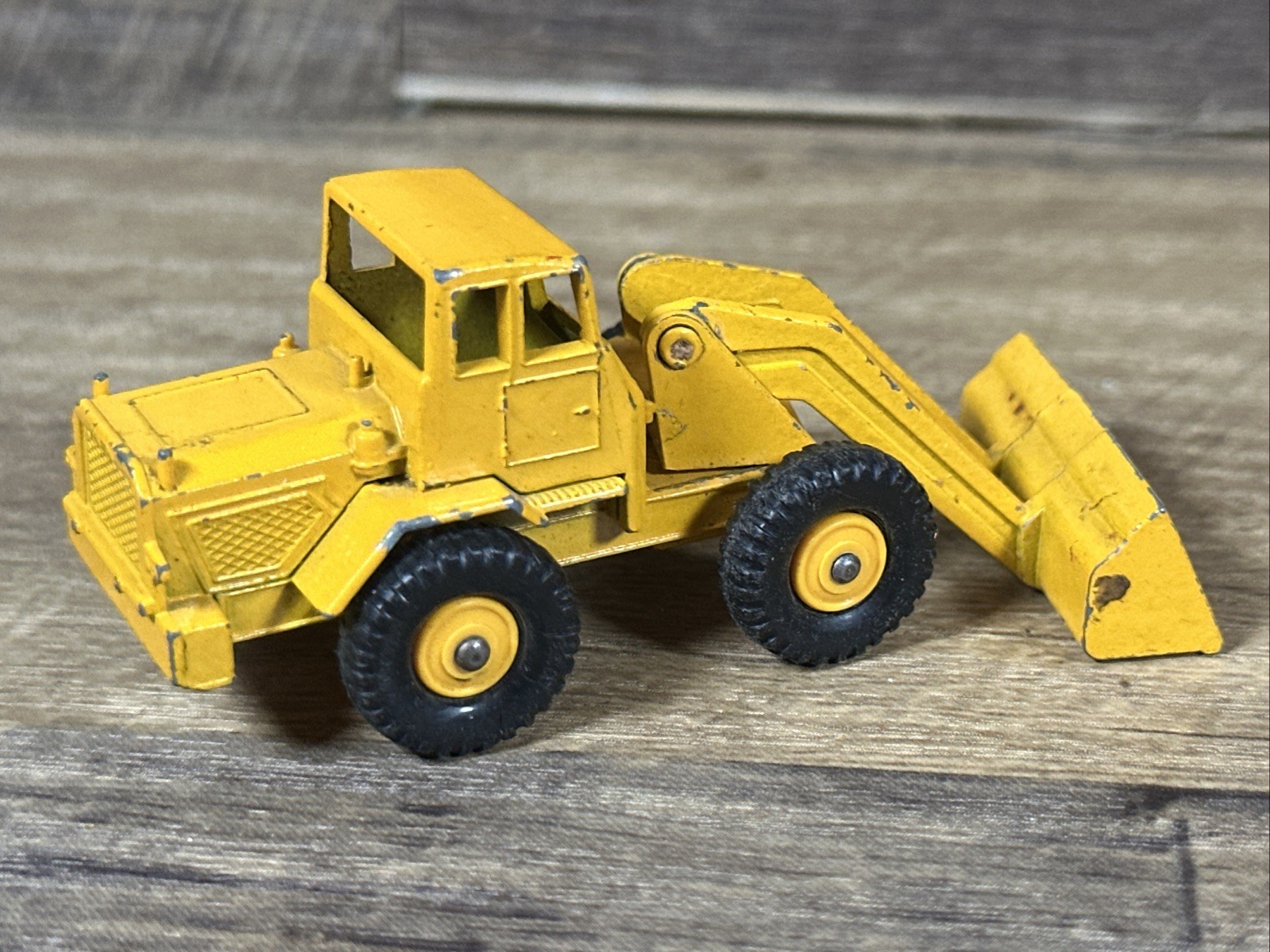 VINTAGE MATCHBOX LESNEY NO 69 TRACTOR SHOVEL DIE-CAST LOADER MADE IN ENGLAND