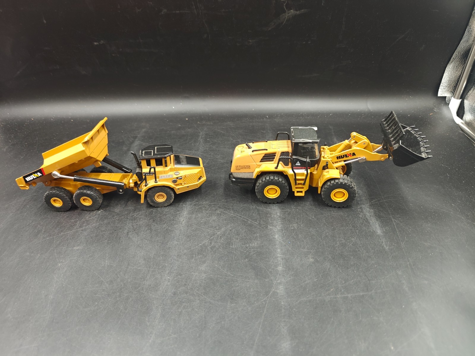 HUINA 1:50 7612 Wheeled Loader and Articulated Dump Truck Diecast MIB