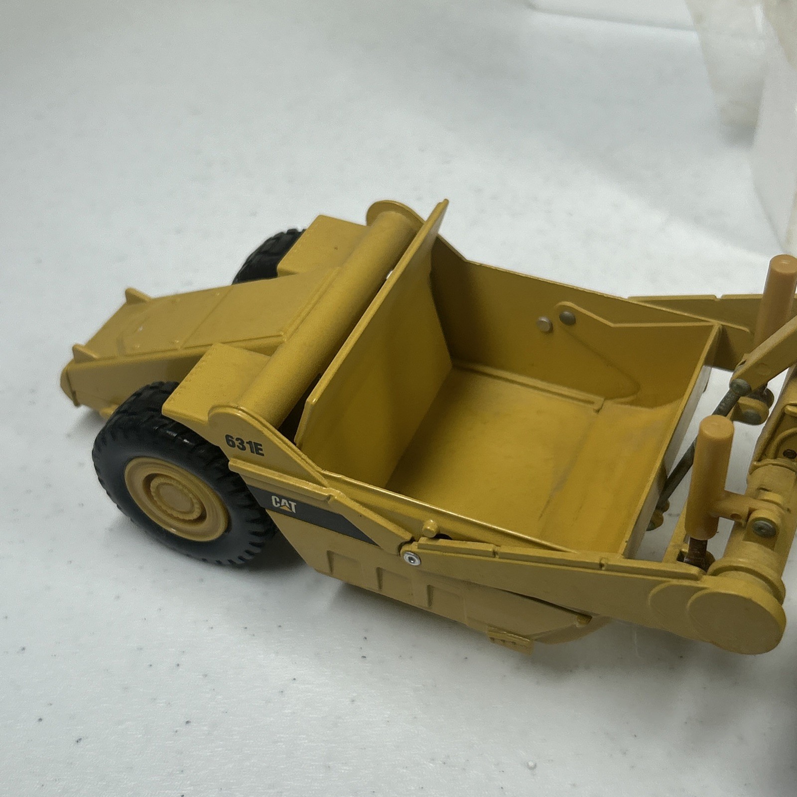 Caterpillar Cat 631E Wheel Tractor Scraper ERTL 1:50 Scale Diecast Model #2430