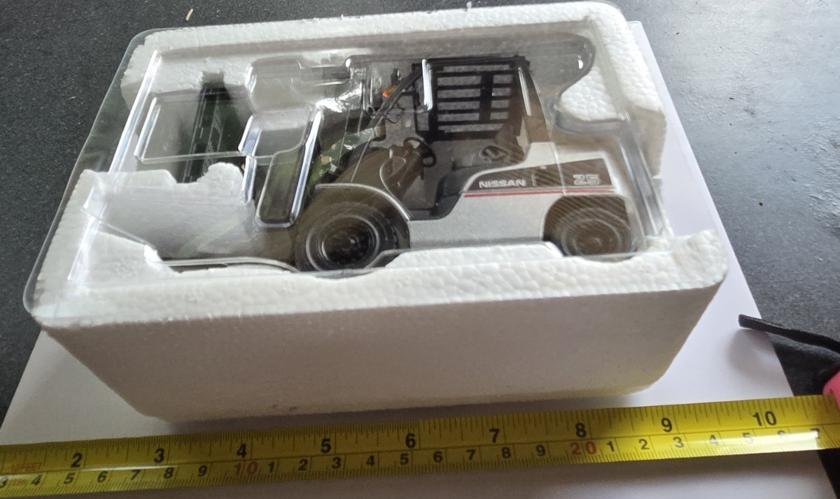 Nissan Z5 Forklift 1:25 Diecast Model Silver Black ABS PET TPR 14+ Years