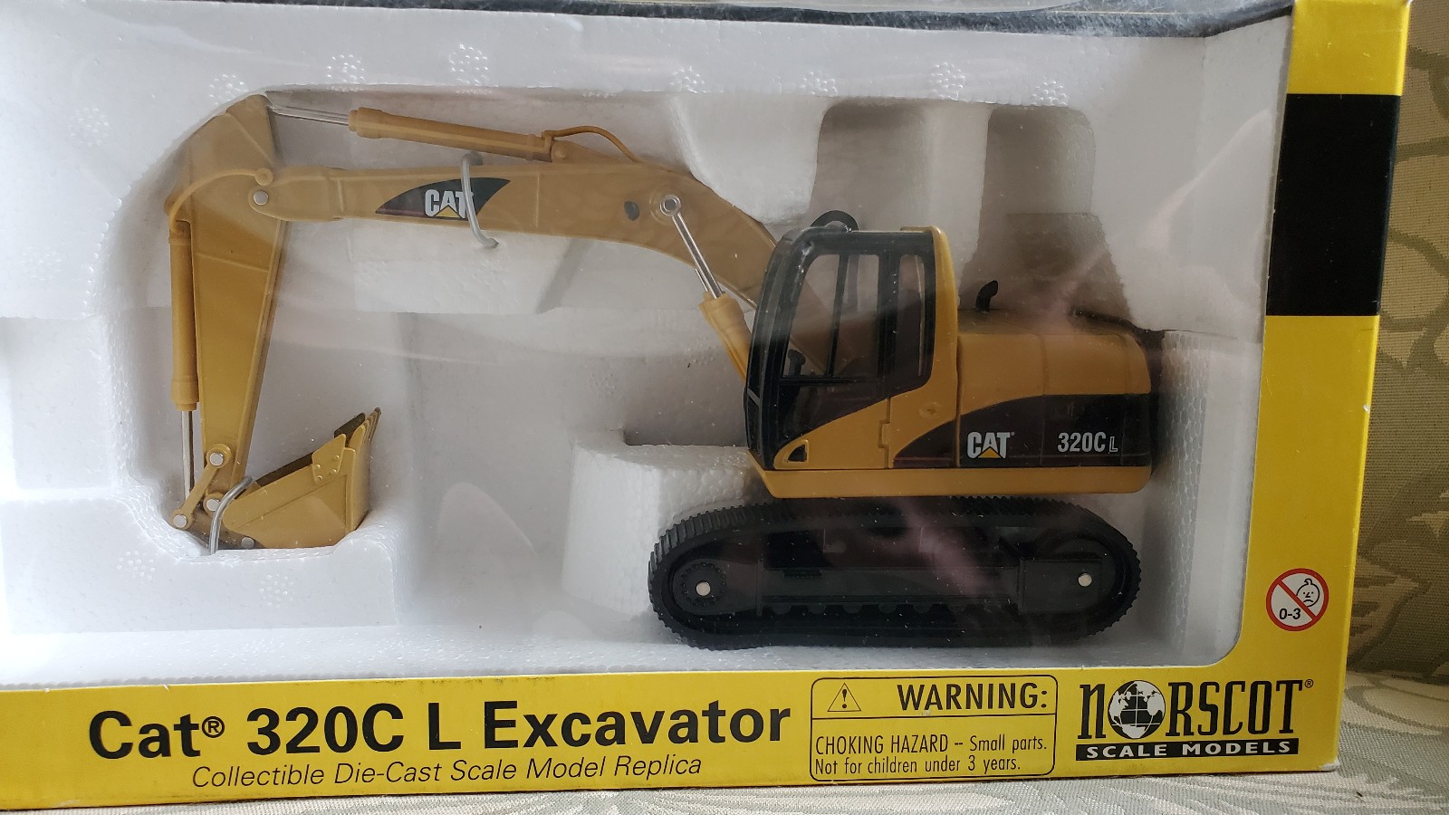 Caterpillar / CAT 320C L Hydraulic Excavator 1:50 Diecast collectible 55096