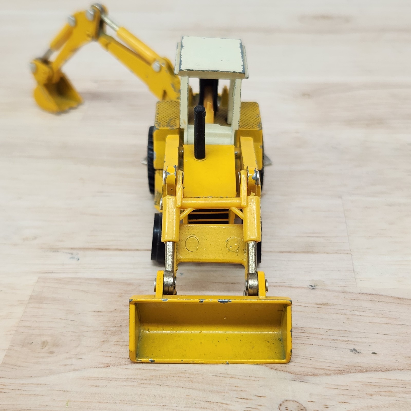 1:64 ERTL International Backhoe Loader Mighty Movers of the World
