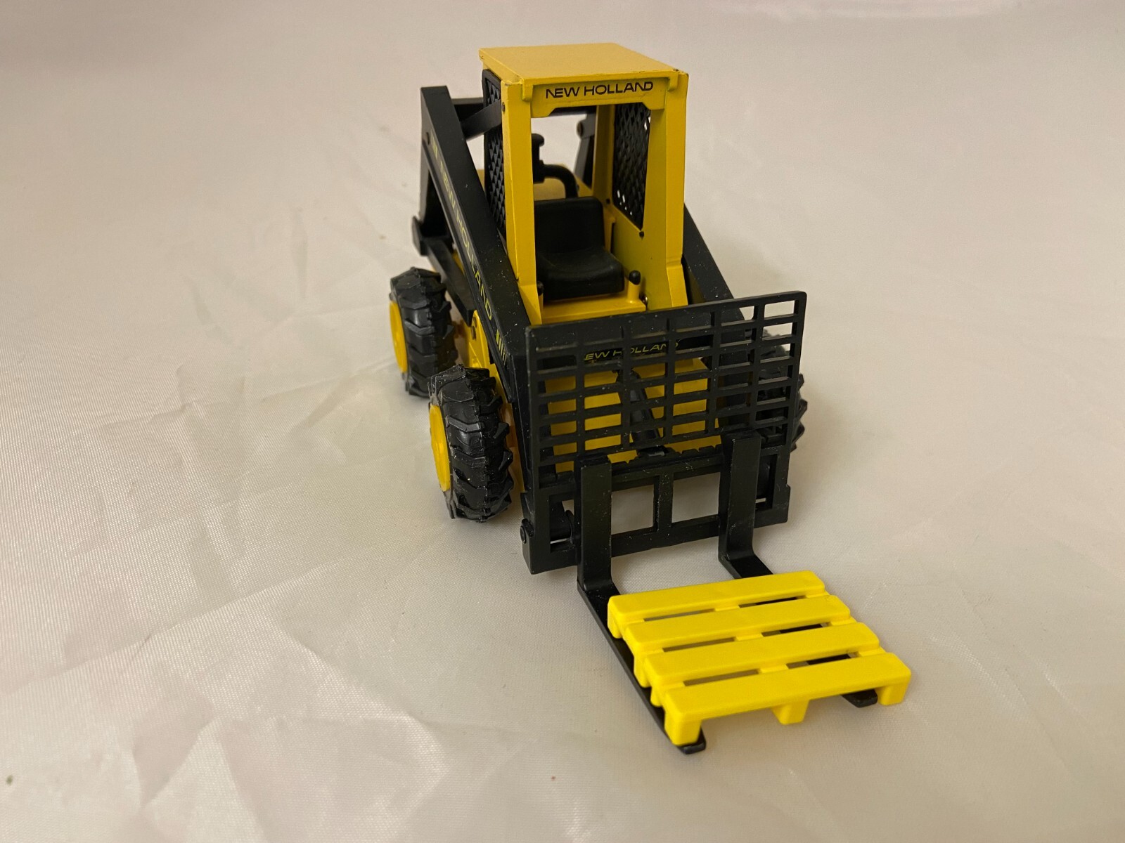 NZG No. 276 New Holland Super Boom Loader – 1:25 scale