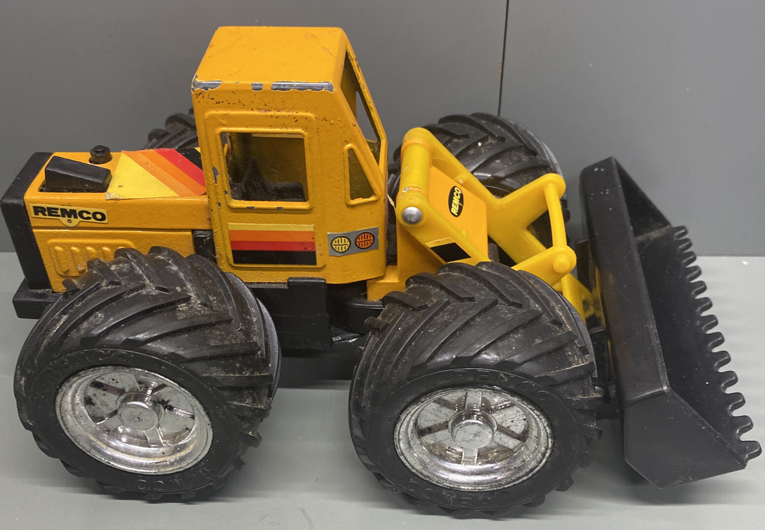 VTG Die Cast Yellow BULLDOZER Toy Construction Equipment REMCO(K)