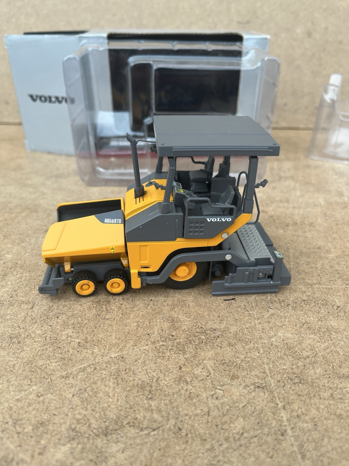 RARE!! Construction vehicle 1/50 Motorart. Volvo paver 6870 . Mint Vehicle