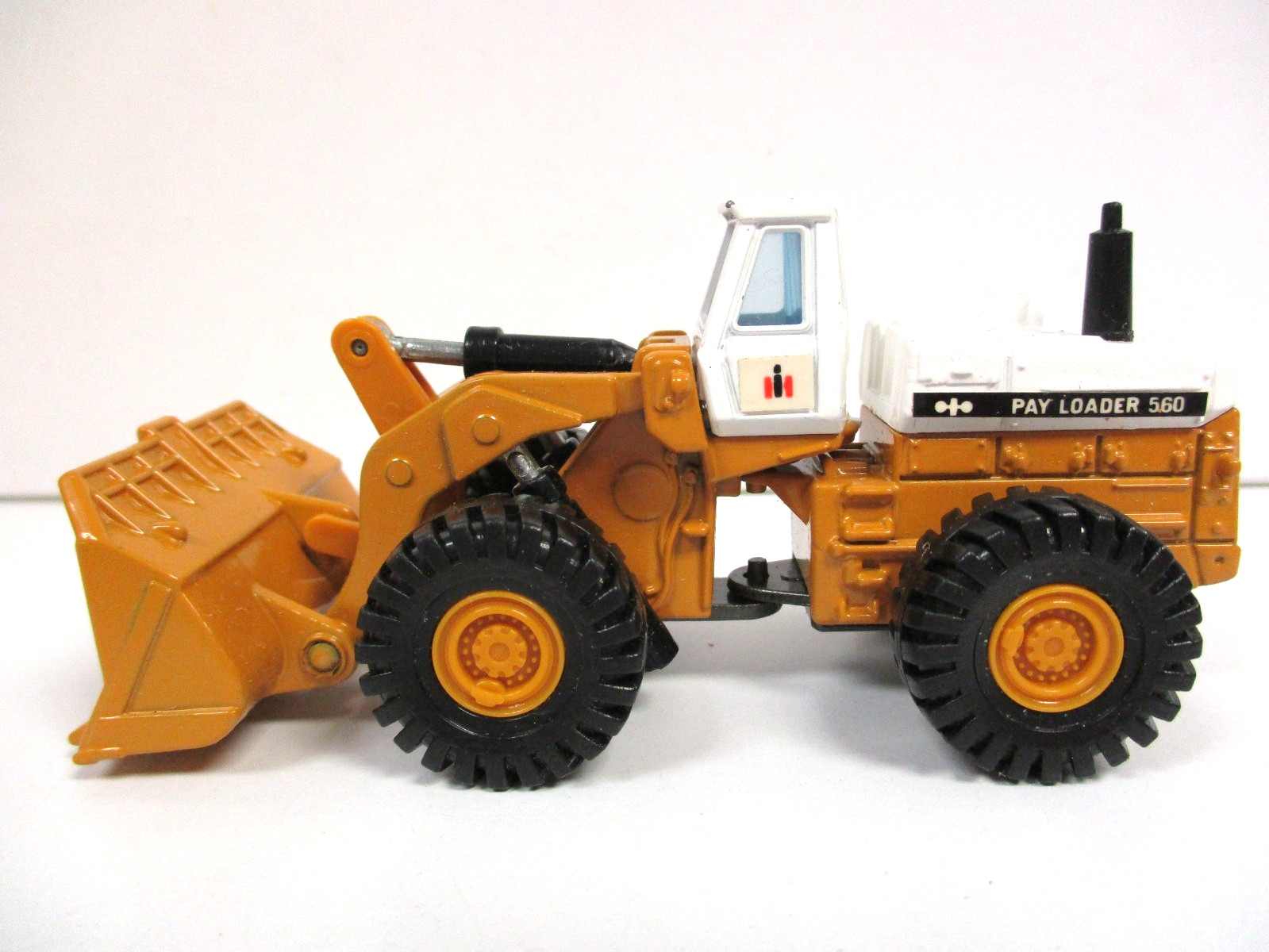 TOMICA / DANDY – INTERNATIONAL PAY LOADER 560 BUCKET LOADER- 1/80 DIECAST