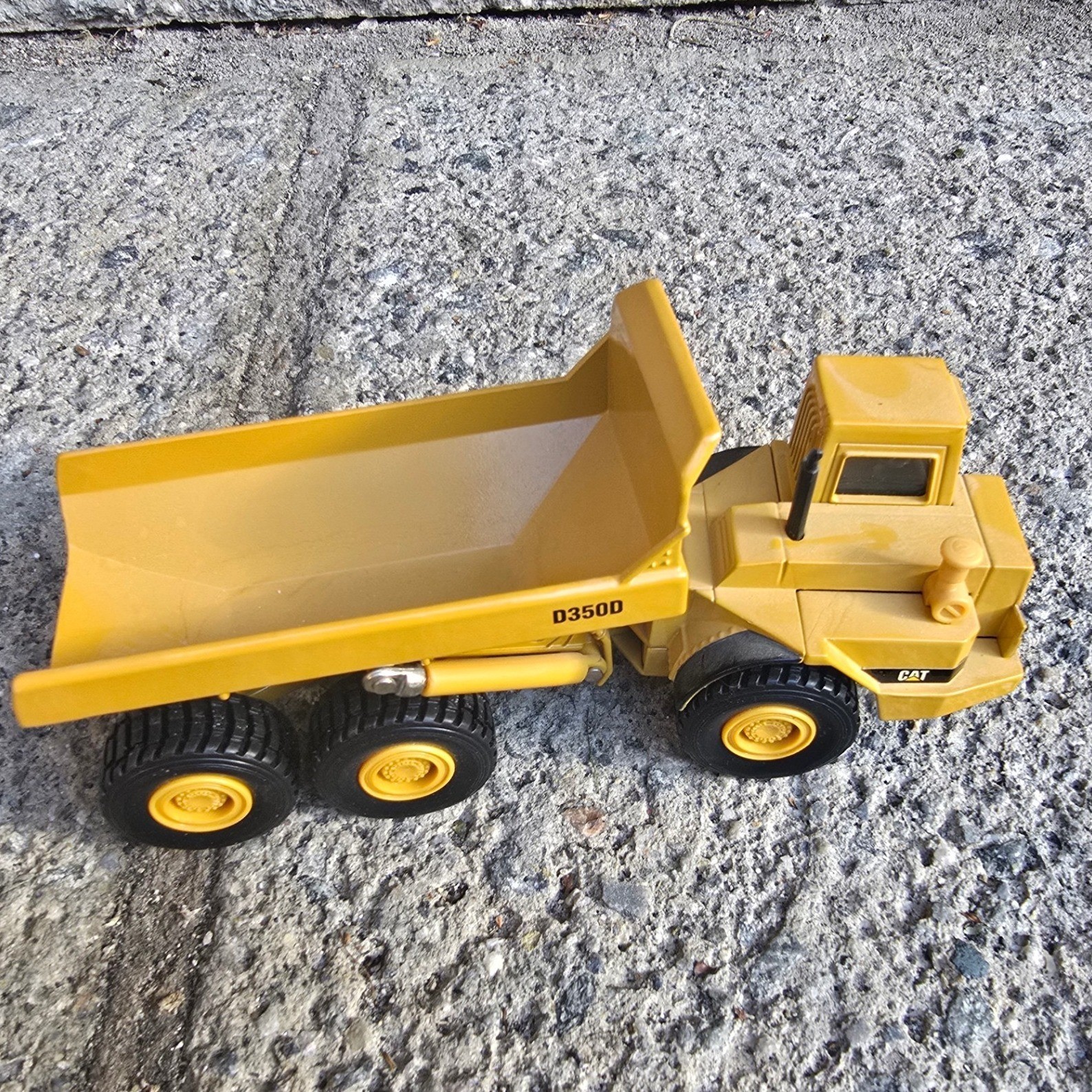 VTG Caterpillar D350D Articulated Dump Truck Diecast Metal Construction Toy CAT