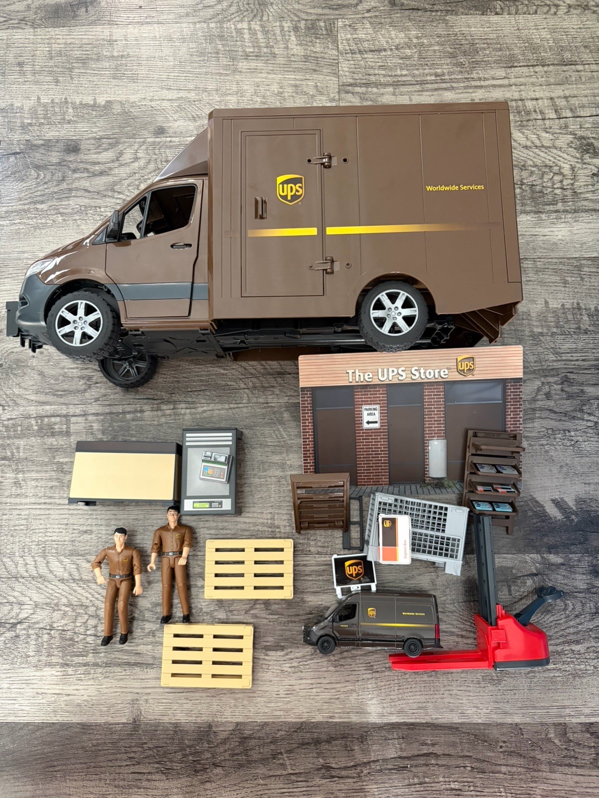 1/16 Mercedes-Benz Sprinter UPS Truck Bruder 02678 2 Drivers Package Forklift +