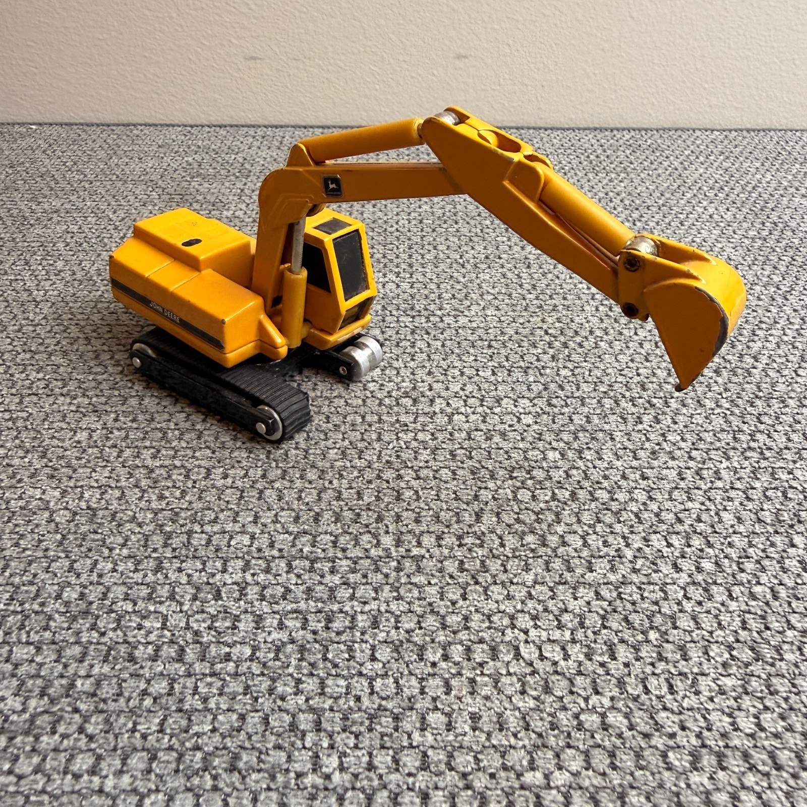 ERTL John Deere 690DLC Diecast Excavator w/Tracks 1:64 Scale Construction Toy