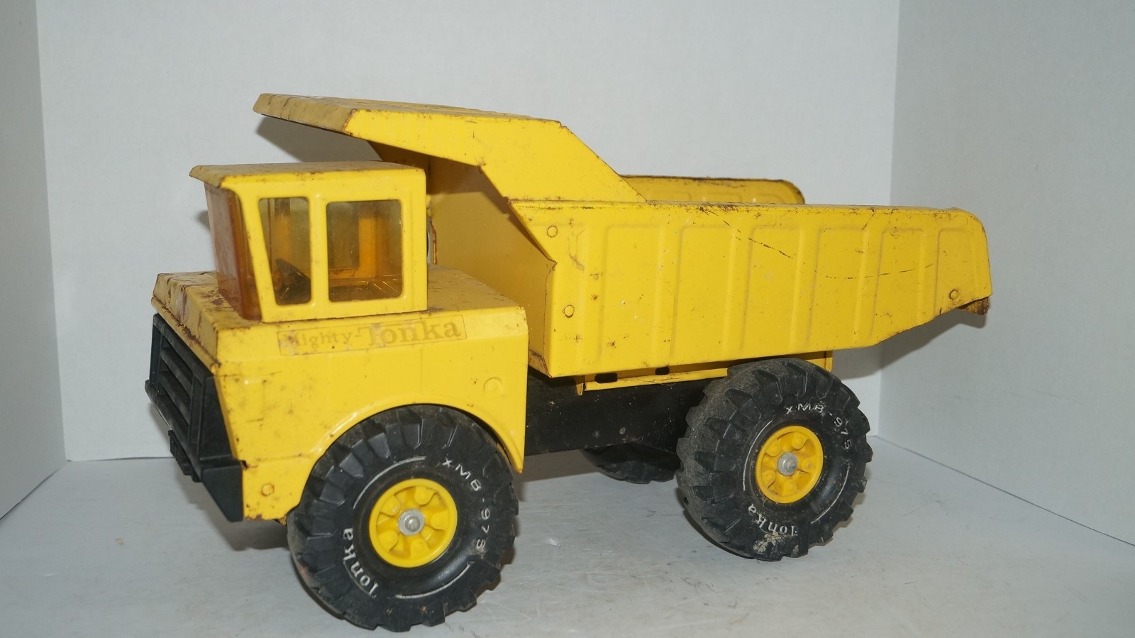 Vintage 1970’s MIGHTY TONKA Large Yellow Pressed Steel Dump Truck XMB-975 Tires
