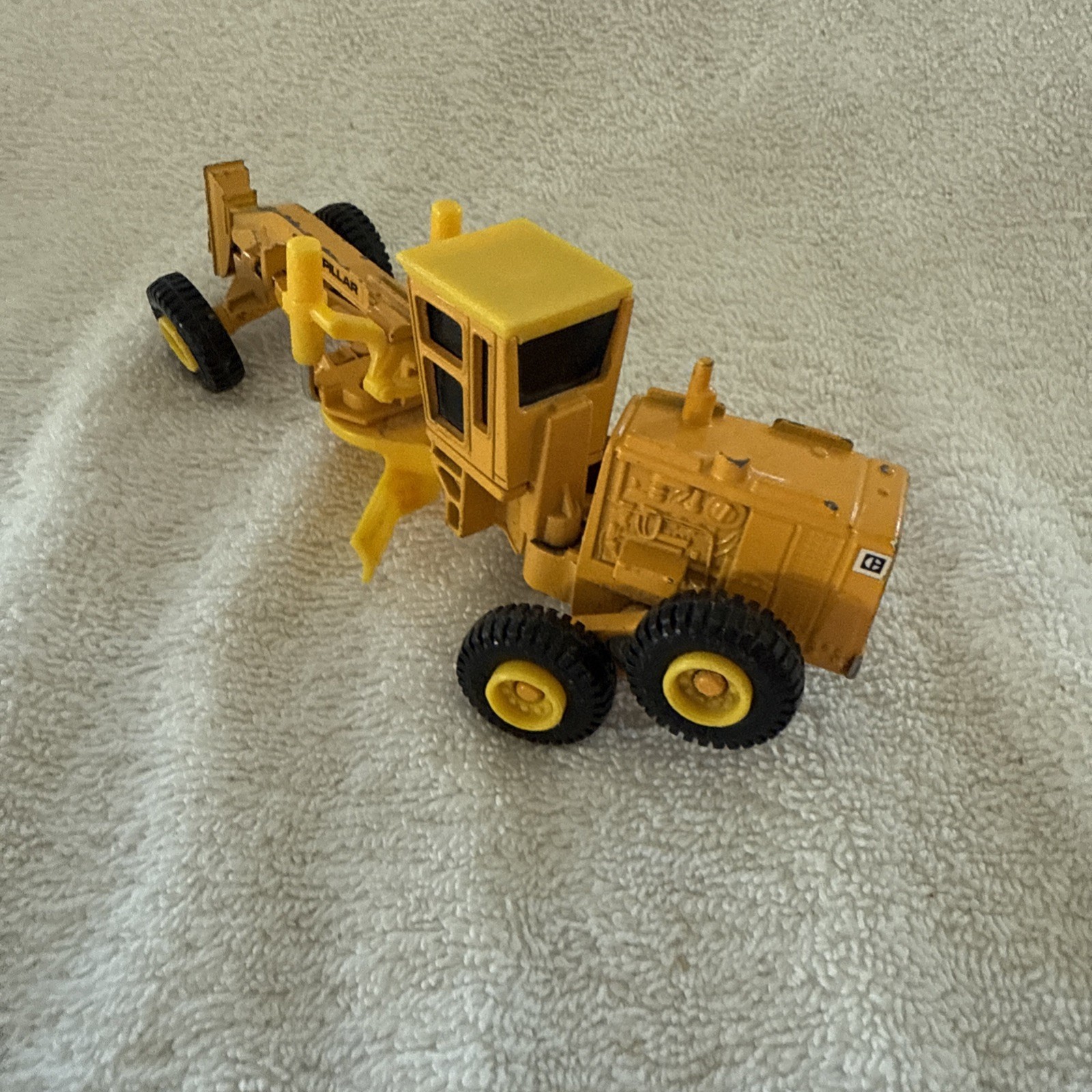 Vintage Ertl Mighty Movers Caterpillar Road Grader 6″ Die-Cast Pre-owned