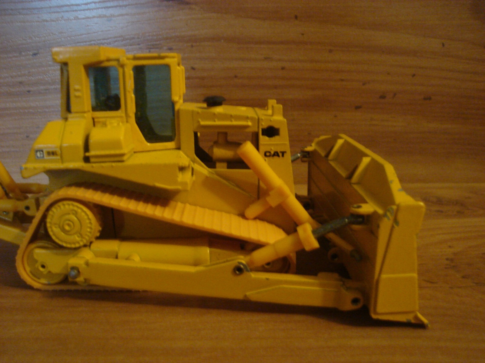 NZG Caterpillar D8L 233 Hydraulic Excavator 1:50 Diecast Bulldozer Junkyard
