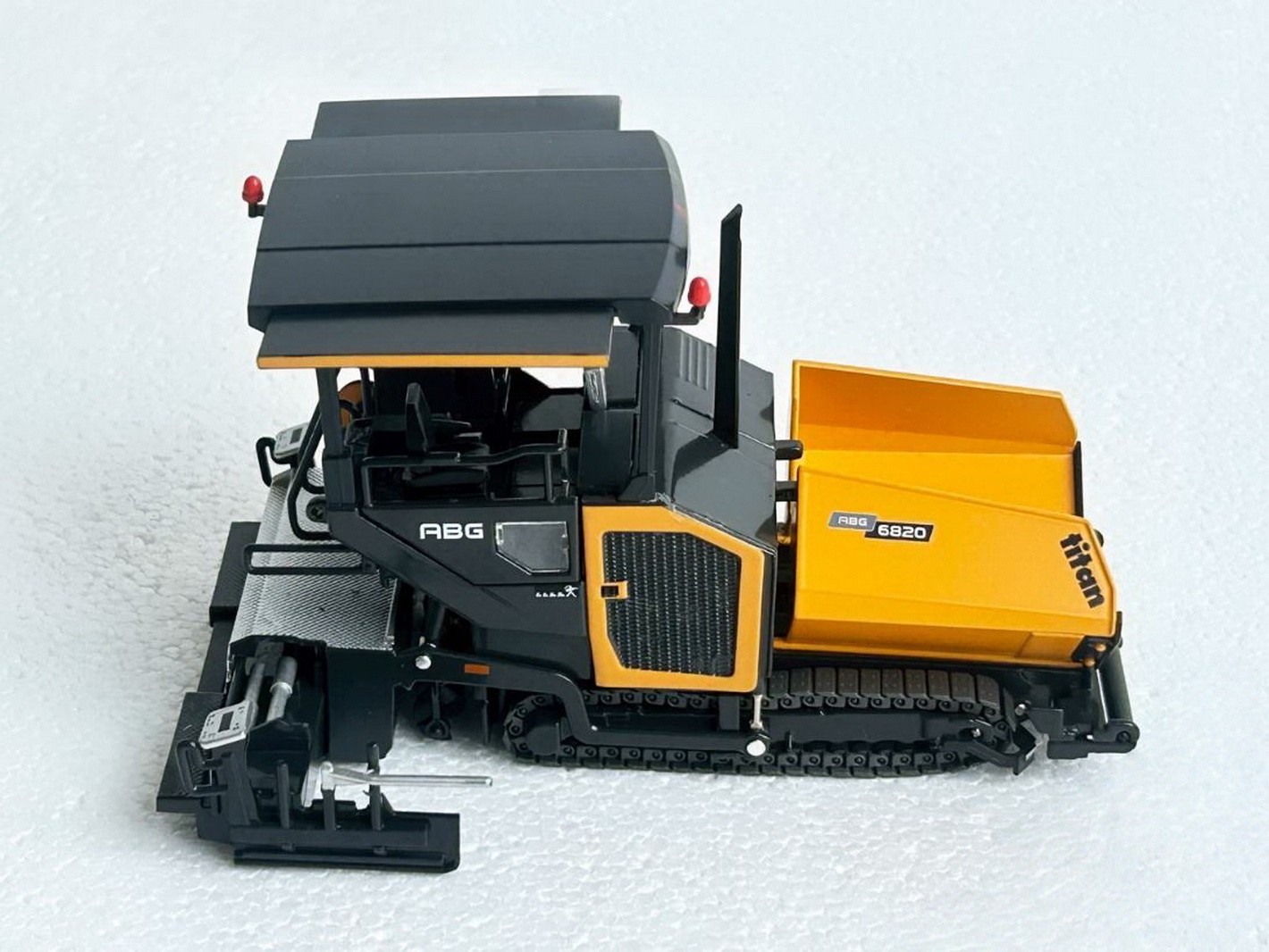 1/50 Scale AMMANN ABG 6820 TRACKED ASPHALT PAVER Yellow Diecast Model Toy Gift