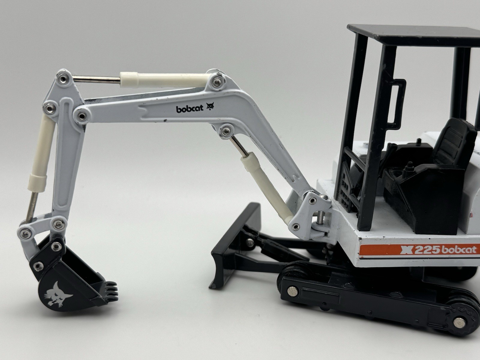 1/25 Mini Bobcat Hydraulic Excavator X225 DieCast Melroe by New Clover See Pics