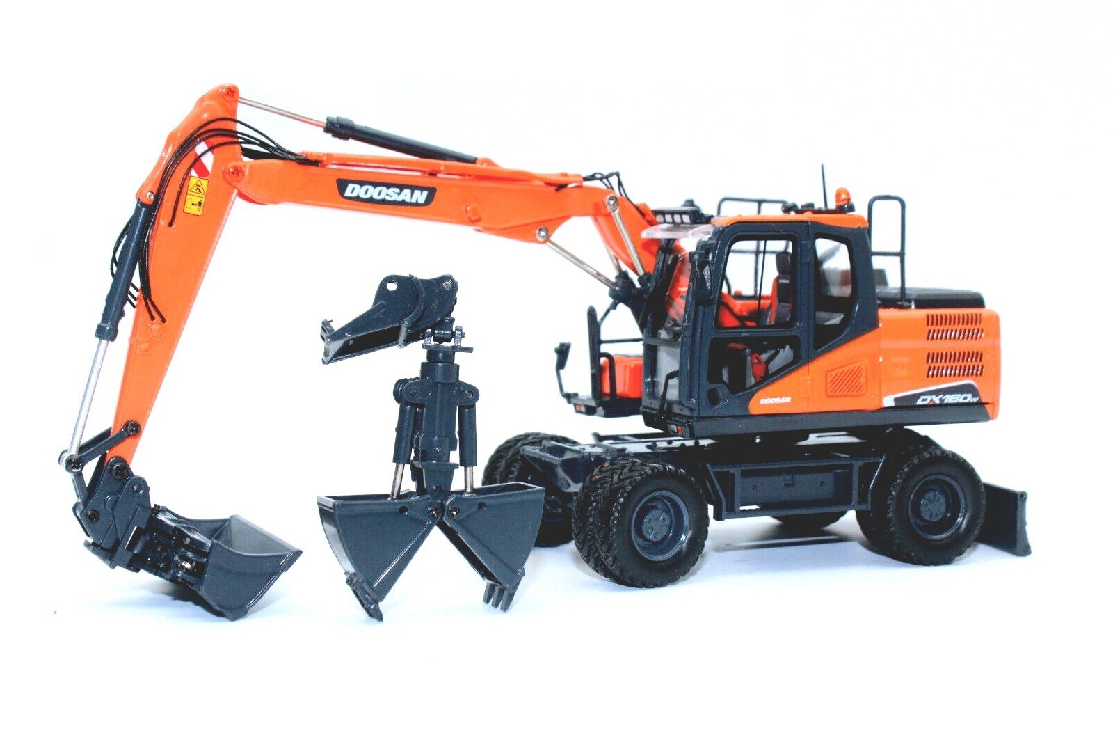 Doosan DX160W Wheeled Excavator – UH IMC 1:50 Scale Diecast Model #UH8134 New