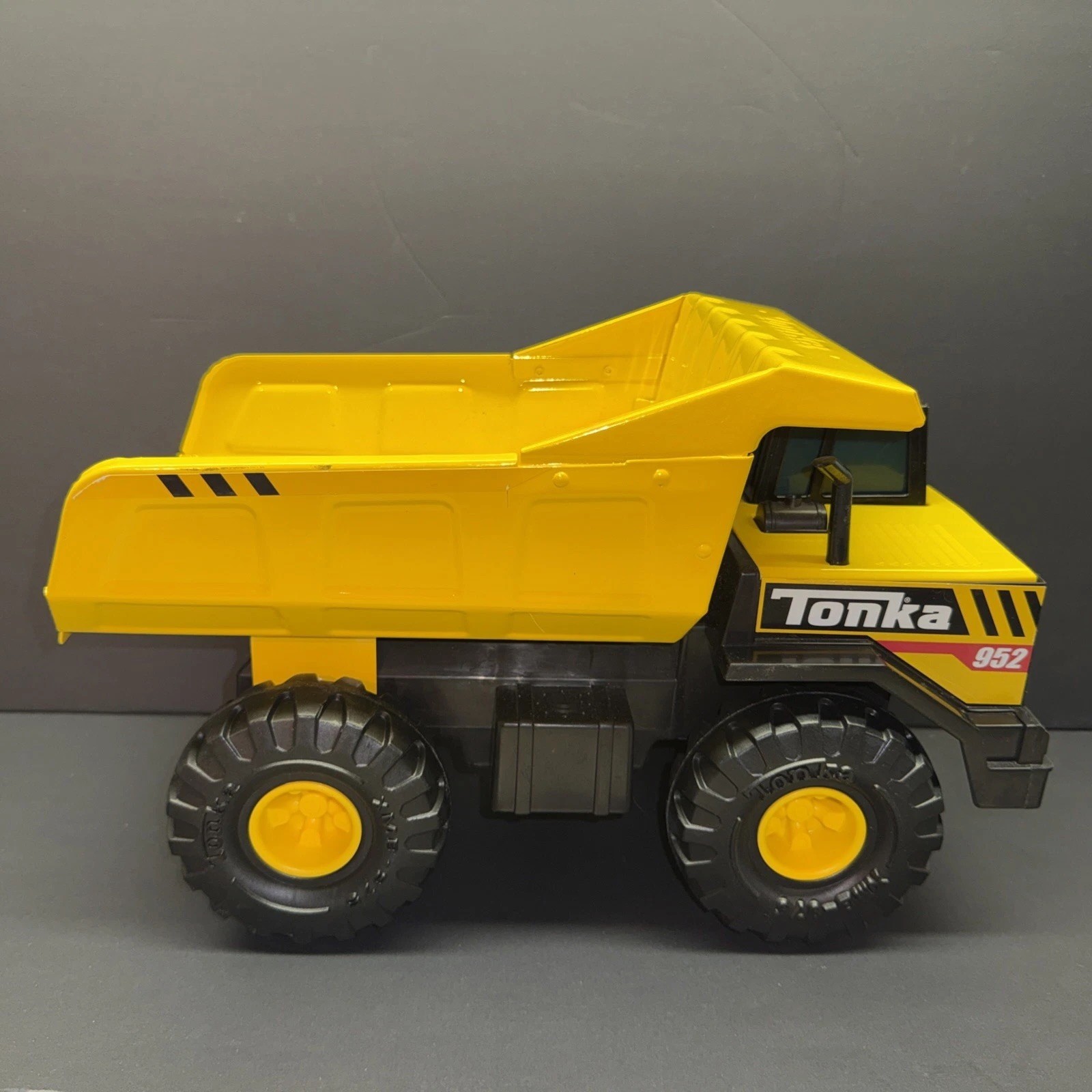 2020 Tonka Steel Classic 952 Mighty Dump Truck 16″ Yellow Back Loader CLEAN