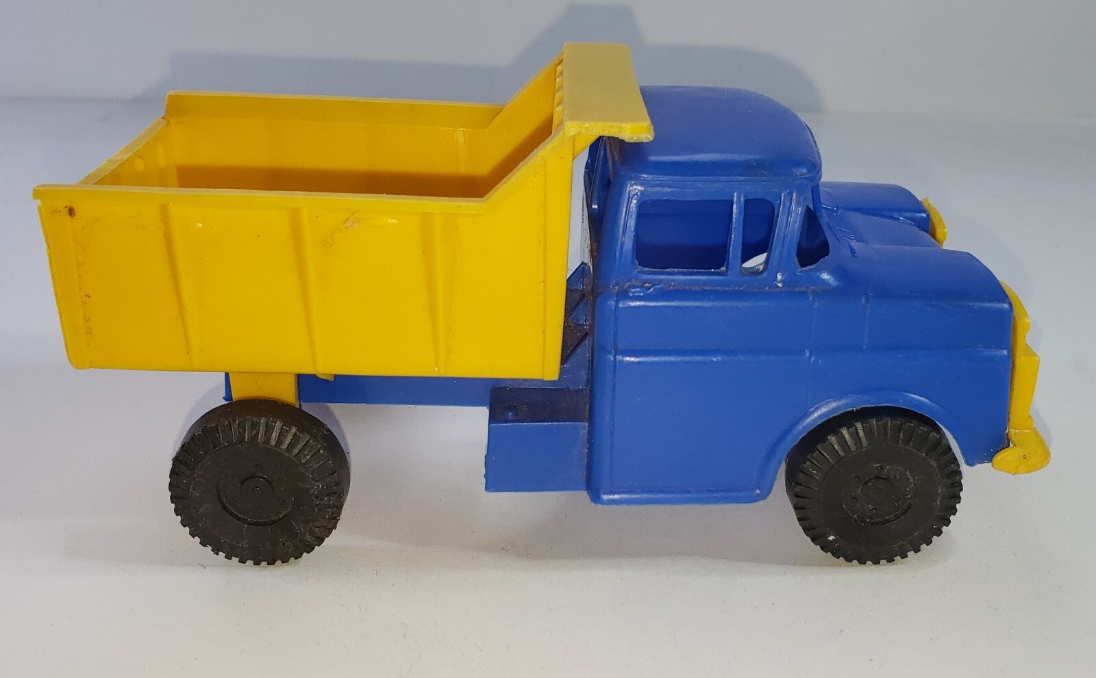 Vintage Plastic Dump Truck Made in Canada 6″ Long Played Wear Unbranded