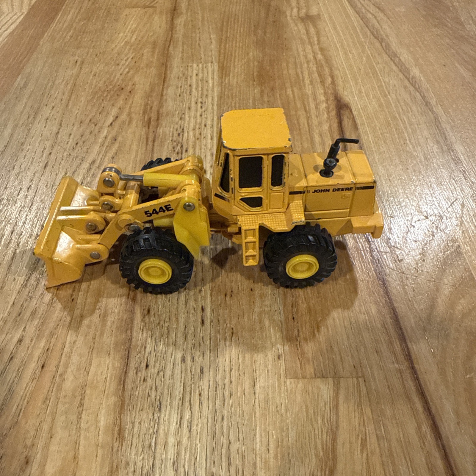 ERTL John Deere 544E Wheel Loader 1/64 Die Cast