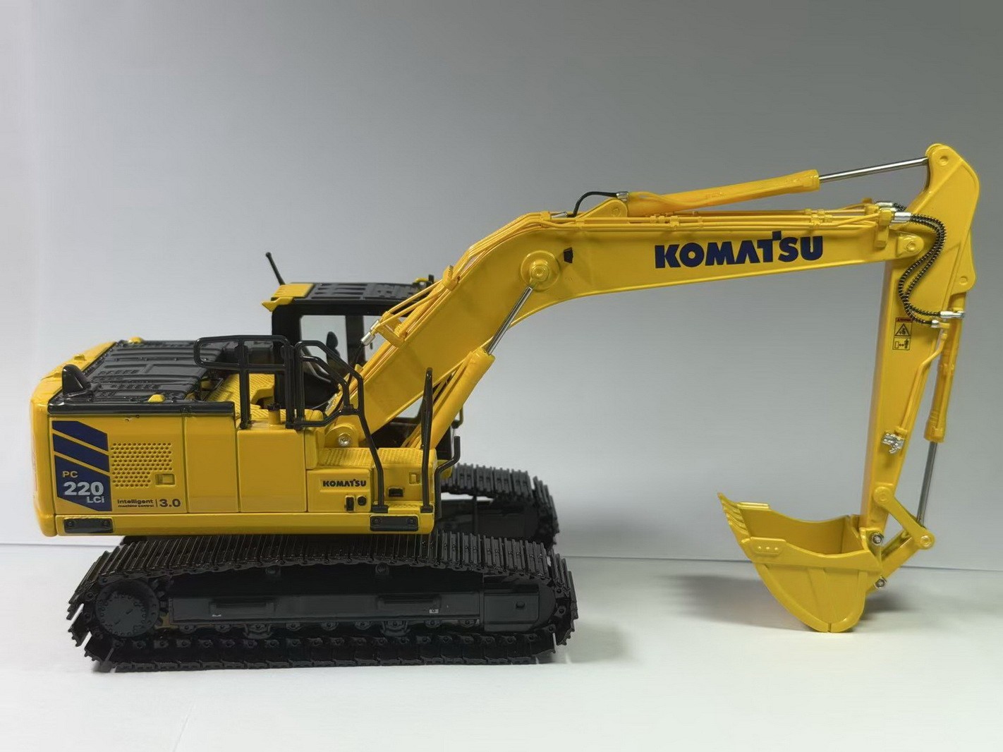 1/50 Scale KOMATSU PC220LCi-12 Hydraulic Excavator Diecast Model Toy Gift