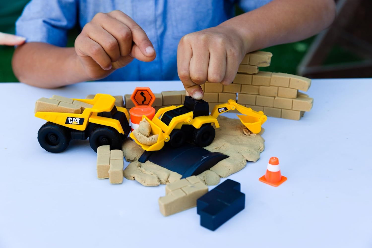 Construction Toys, Dig N’ Build Dirt Playset with 10 Oz of Compound, 2 Little Ma