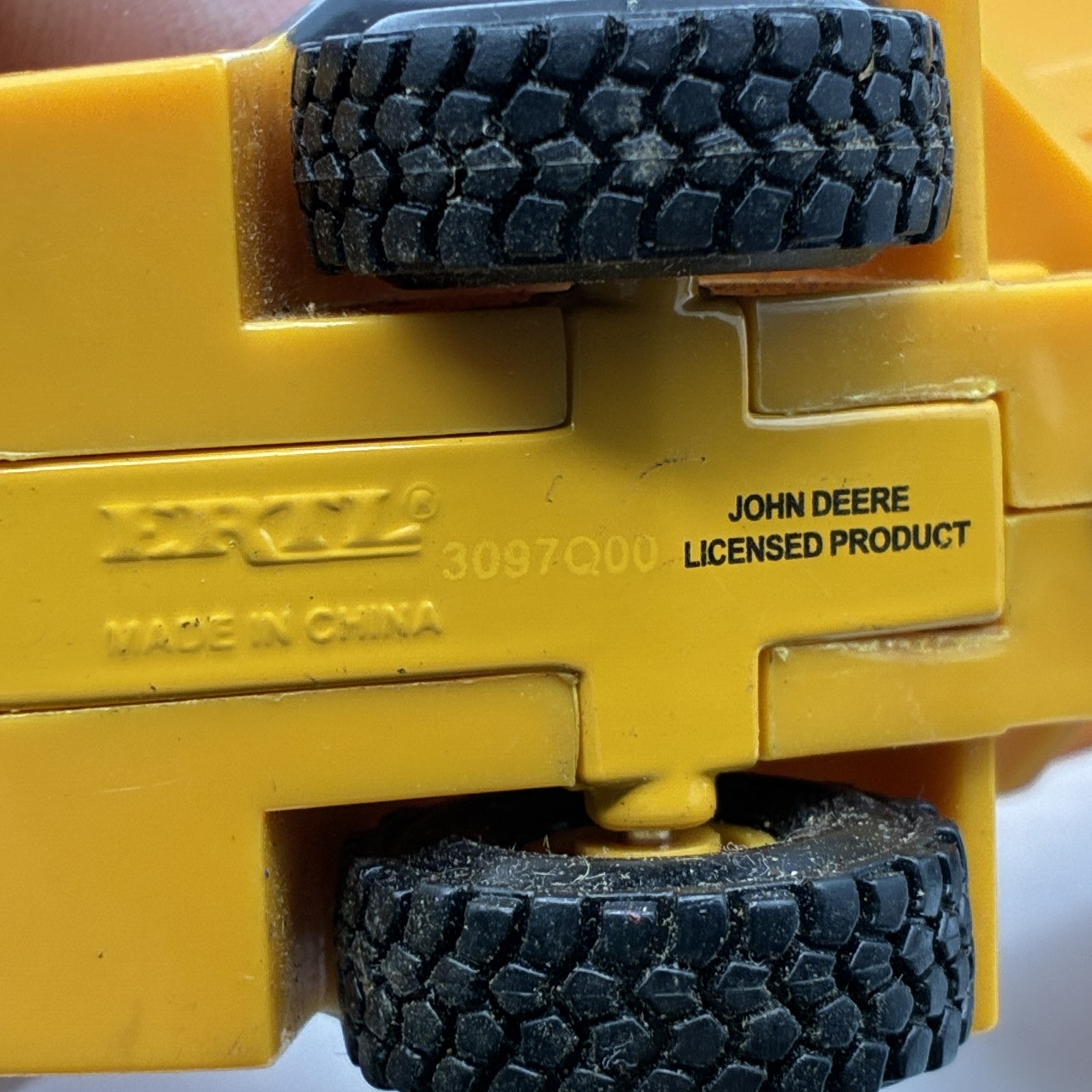 ERTL John Deere Articulated Dump Truck Toy Diecast Plastic Construction Vehicle
