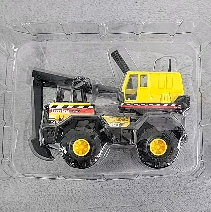 2001 Maisto Tonka Hasbro Backhoe Item #762906 New