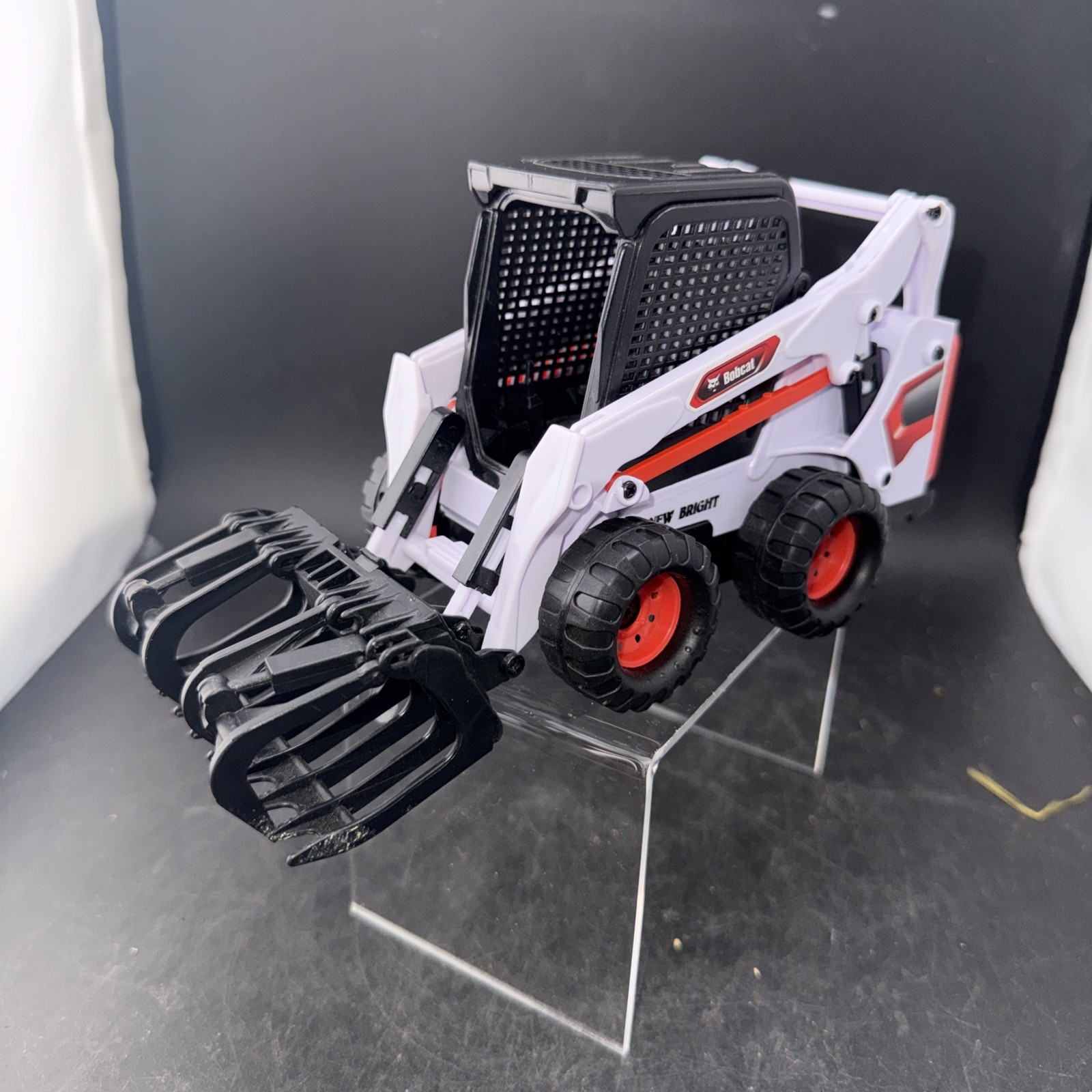 New Bright Bobcat Skid Steer Loader Grapple Bucket Construction Toy Vehicle